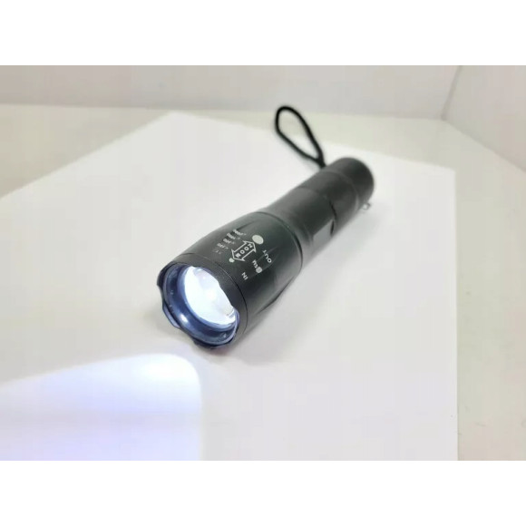 Czarna latarka LED na baterie 3x AAA 2szt