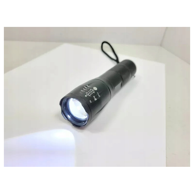 Czarna latarka LED na baterie 3x AAA 2szt